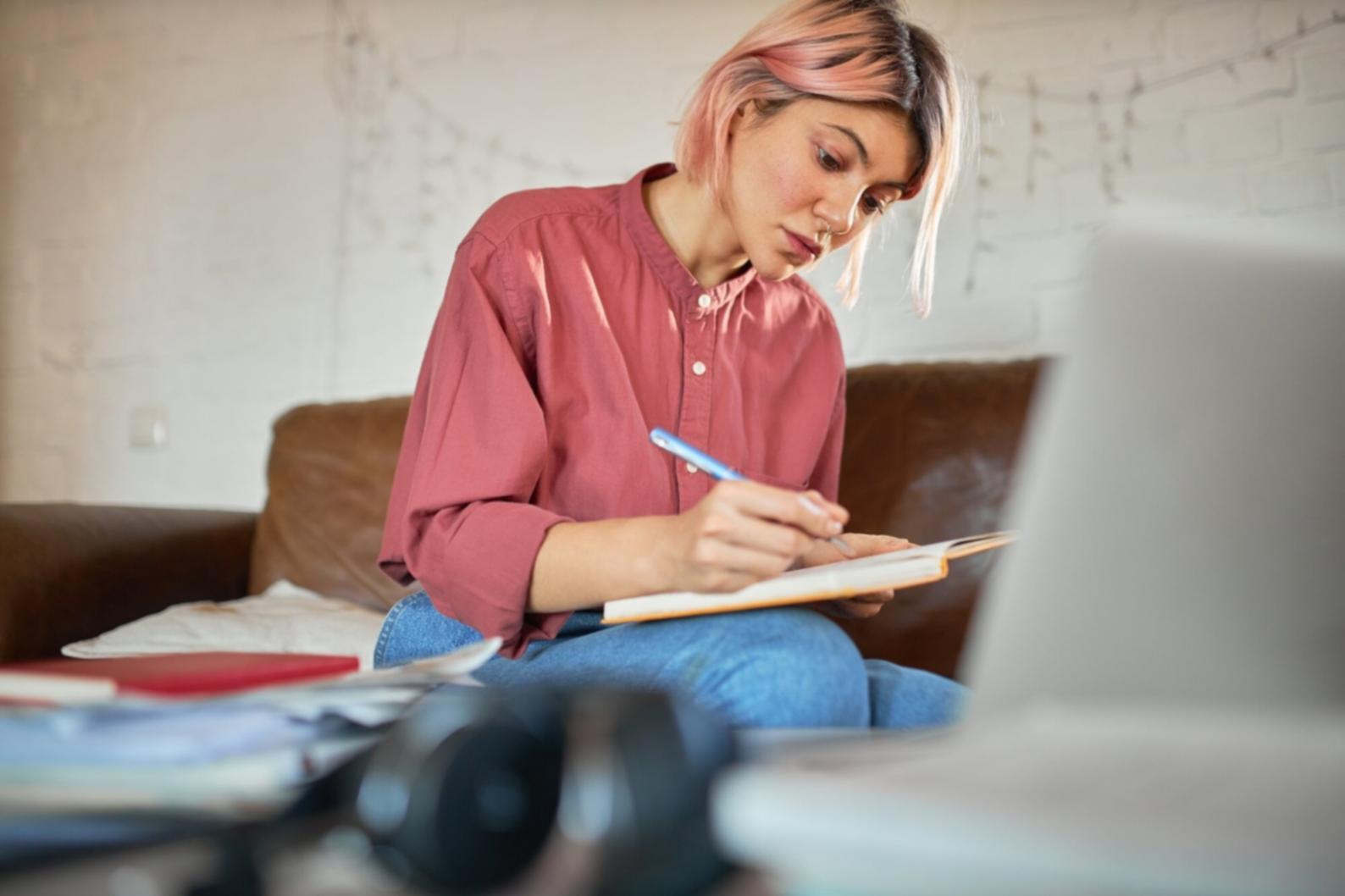 Kreative Arbeitswelt mit inspirierenden Elementen